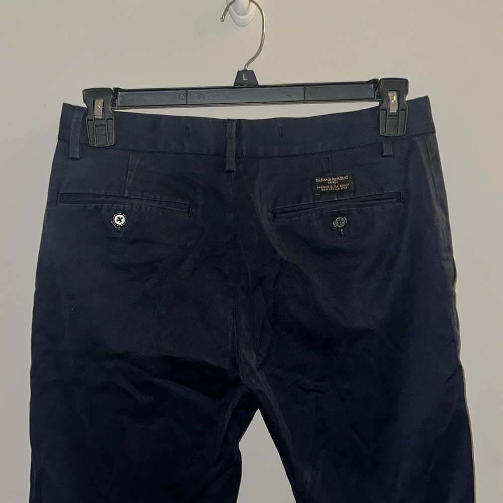 Banana Republic men’s Chinos. Navy Blue waist 31, inseam 32. No rips or stains.